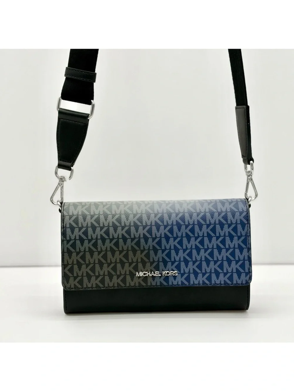 MICHAEL KORS Jet Set Travel Ombré. Crossbody Zip Around Wallet Black